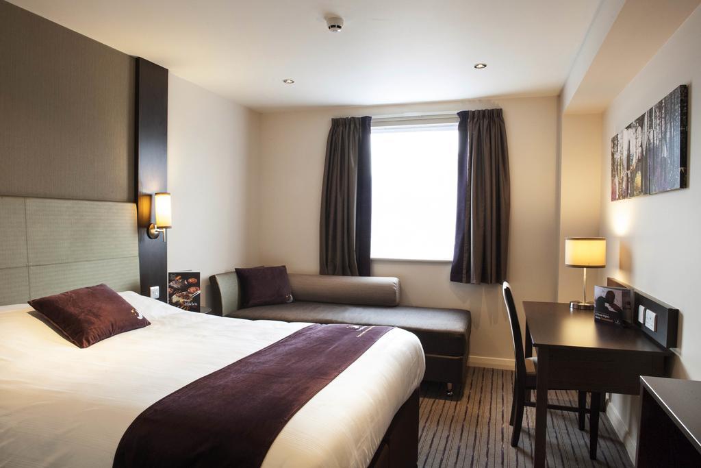 Premier Inn London Брентфорд Номер фото